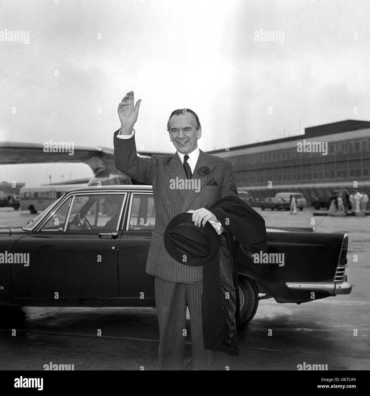 Sir Malcolm Sargent, che è un passeggero nello stesso aereo del principe Carlo, si reca a bordo dell'aereo di linea dell'aeroporto di Londra per visitare i mari del sud per recuperare dopo la sua operazione. Il principe Carlo volera' a Timbertop, la sezione 'Up Country' della Geelong Grammar School in Australia. Foto Stock