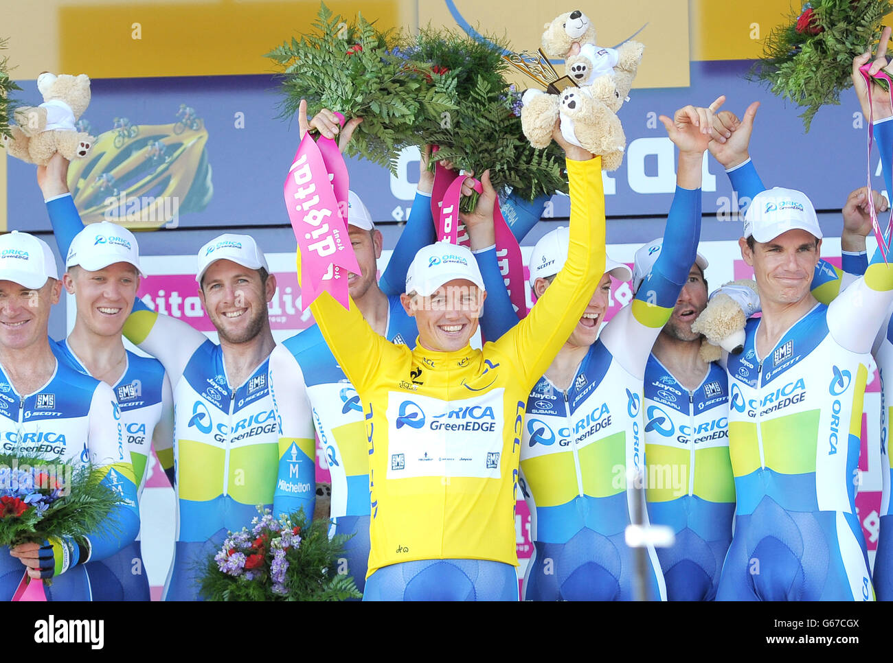 Simon Gerrans del team Orica GreenEdge prende la maglia gialla dopo la prova a tempo della squadra, fase quattro, 2013 Tour de France, Nizza. Foto Stock