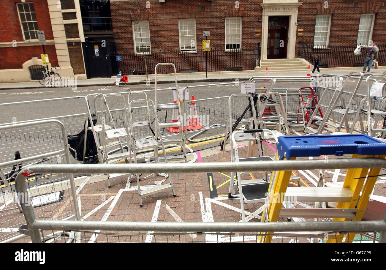 Una collezione di scale si trova all'esterno dell'Ala Lindo del St Mary's Hospital di Paddington, Londra, come membri della Media Reserve, un luogo esterno dove la Duchessa di Cambridge partorirà alla fine di questo mese. Foto Stock