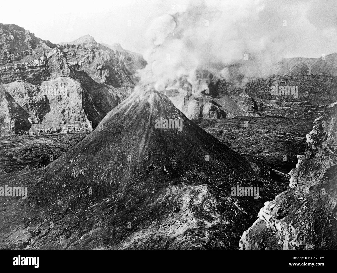 Fumo proveniente da un cono all'interno del cratere del Vesuvio. Il Vesuvio eruttò il 12 novembre 1785 Foto Stock