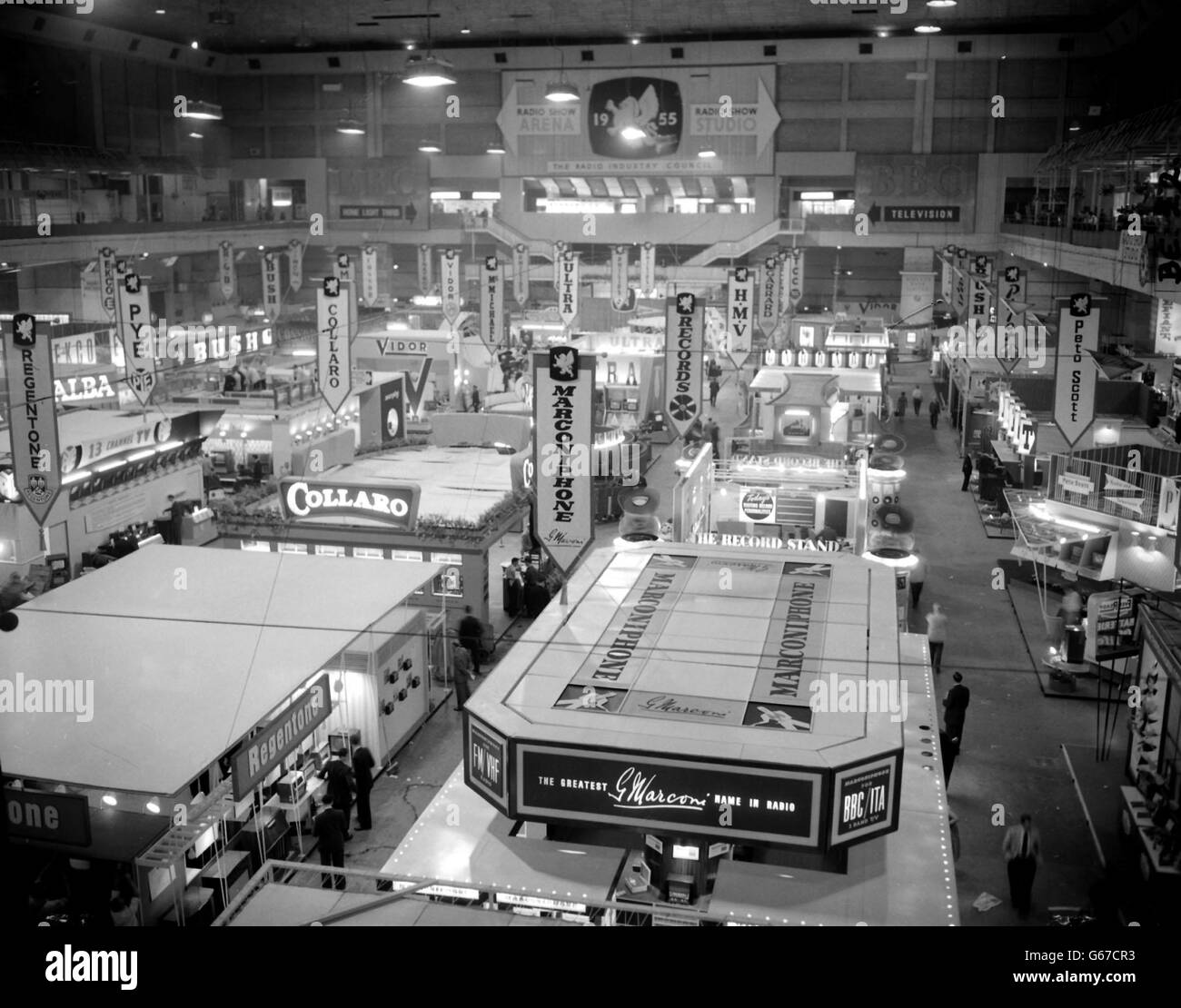 Famosi nomi di radio, televisione e industrie alleate sono prominenti al radio Show, che ha aperto a Earls Court, Londra, come si può vedere in questa vista del piano terra della mostra. Foto Stock