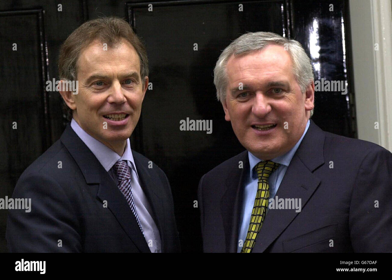 Il primo ministro britannico Tony Blair (a sinistra) incontra il primo ministro irlandese Bertie Ahern al 10 di Downing Street, Londra. Foto Stock