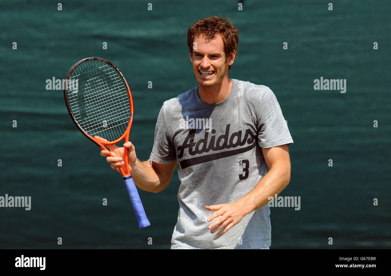 Andy Murray della Gran Bretagna si pratica in vista della finale di Mens' Singles durante il tredici° giorno del Wimbledon Championships presso l'All England Lawn Tennis and Croquet Club di Wimbledon. Foto Stock