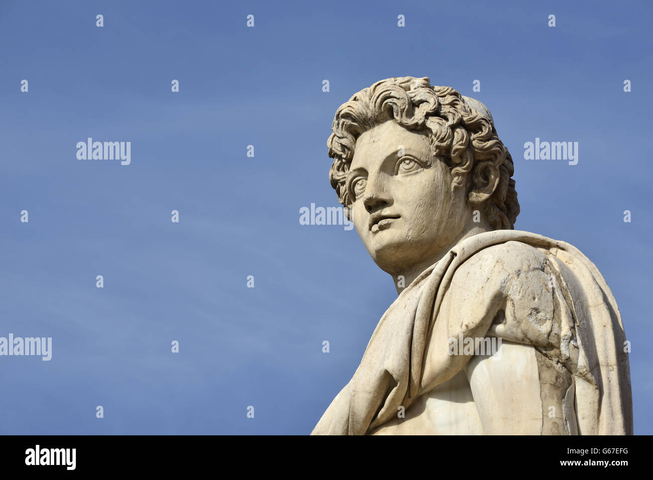 Antica statua romana di Dioskouri alla sommità del colle Capitolino Scala e balaustra, nel centro di Roma (I secolo a.C.) Foto Stock