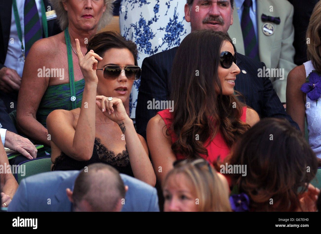 Victoria Beckham (a sinistra) e Tana Ramsey nella scatola reale il tredici giorni dei Campionati di Wimbledon all'All England Lawn Tennis and Croquet Club di Wimbledon. Foto Stock