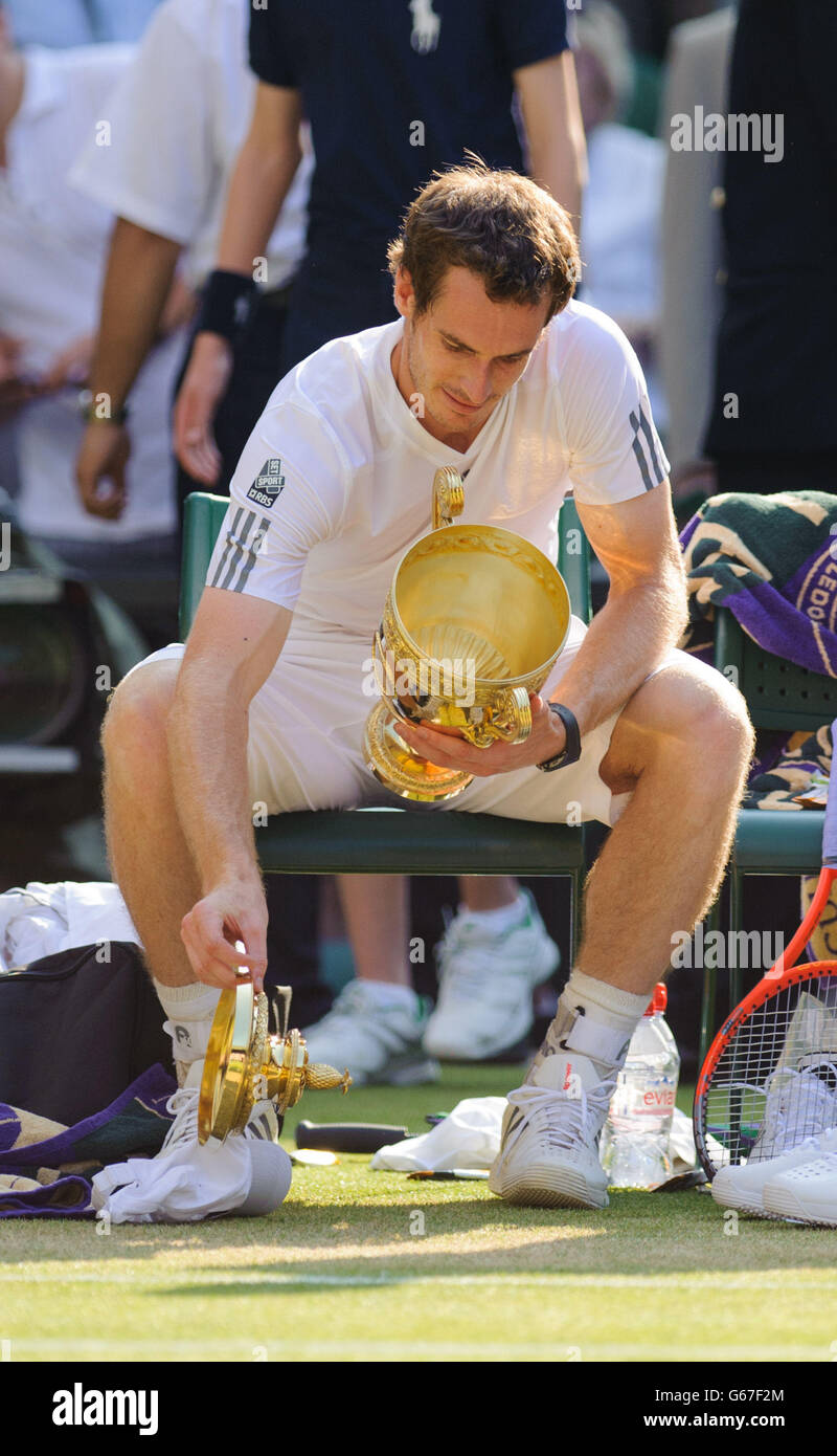 La Gran Bretagna di Andy Murray celebra con il suo trofeo dopo aver sconfitto la Serbia il Novak Djokovic durante il giorno tredici dei campionati di Wimbledon al All England Lawn Tennis e Croquet Club, Wimbledon. Foto Stock