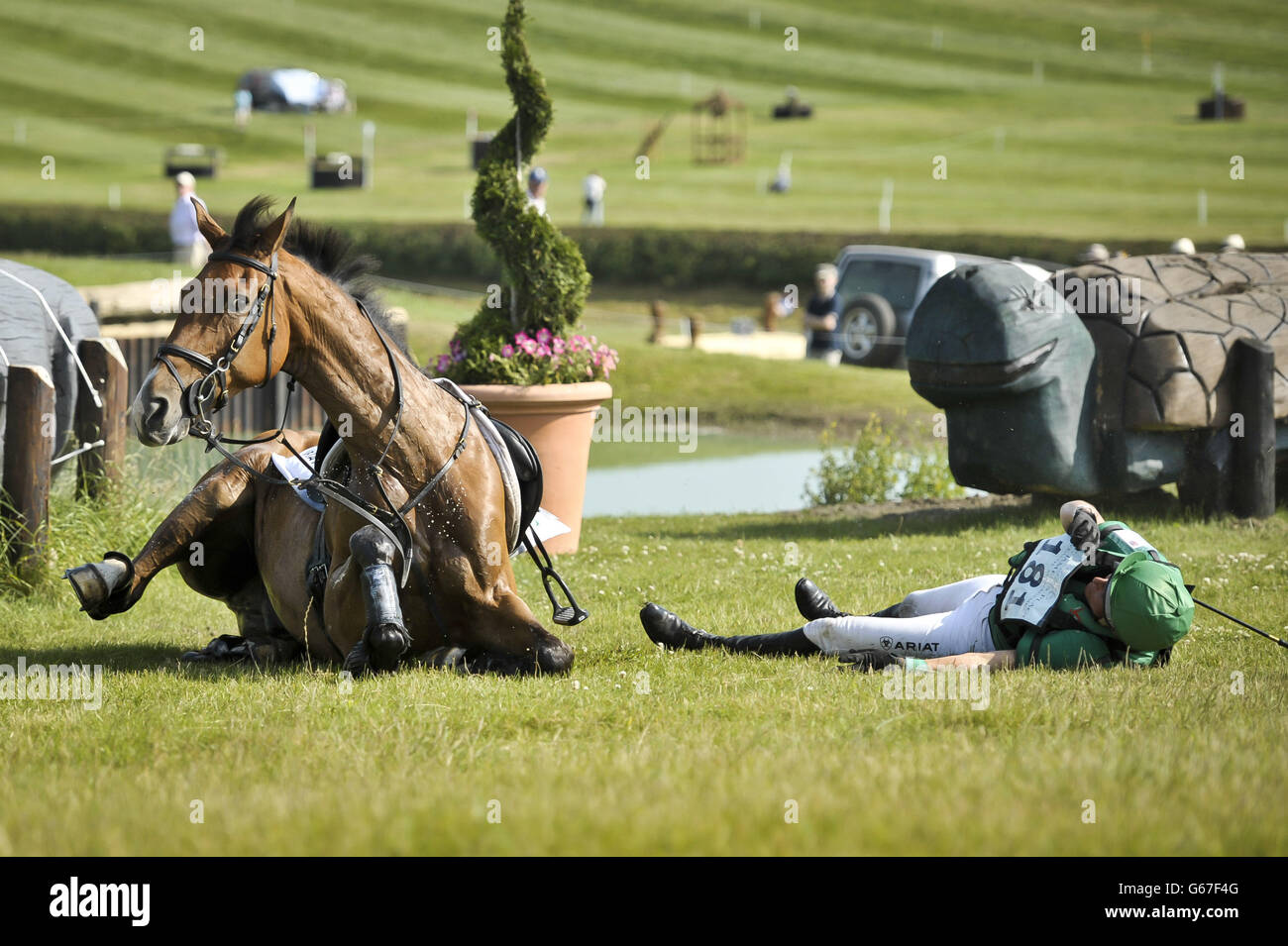 Mary King della Gran Bretagna e il suo cavallo Imperial Cavalier cadono dopo essere usciti dal salto in acqua di Hippo nel Cross Country durante il quarto giorno del Barbury International Horse Trials al Barbury Castle, Wiltshire. Foto Stock