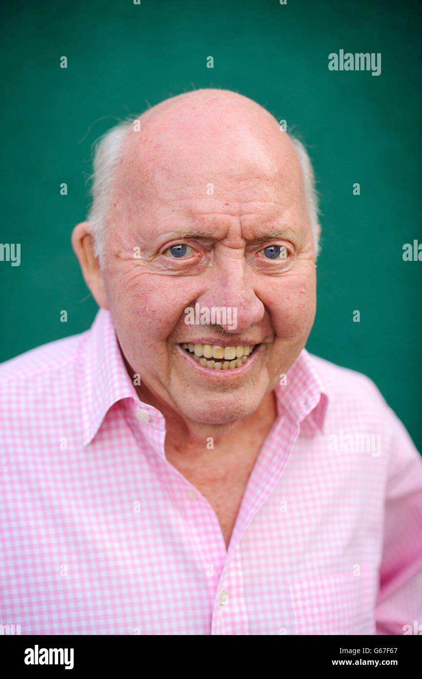 Giornalista Bud Collins il tredici giorno dei Campionati di Wimbledon all'All England Lawn Tennis and Croquet Club, Wimbledon. Foto Stock