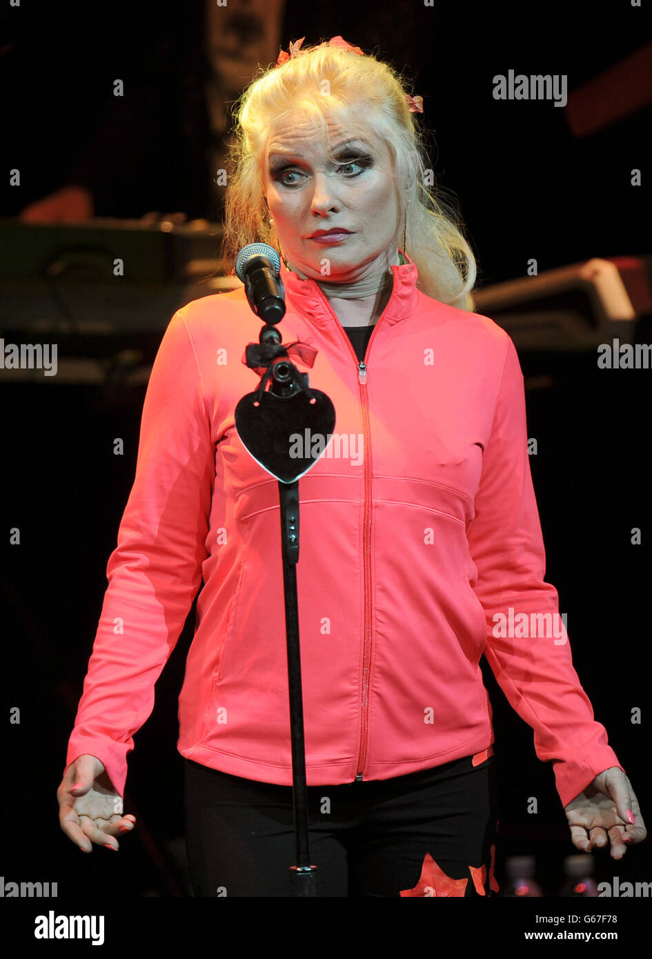 Blondie in concerto - Londra. Debbie Harry il cantante principale di Blondie che si esibisce alla Roundhouse di Londra. Foto Stock