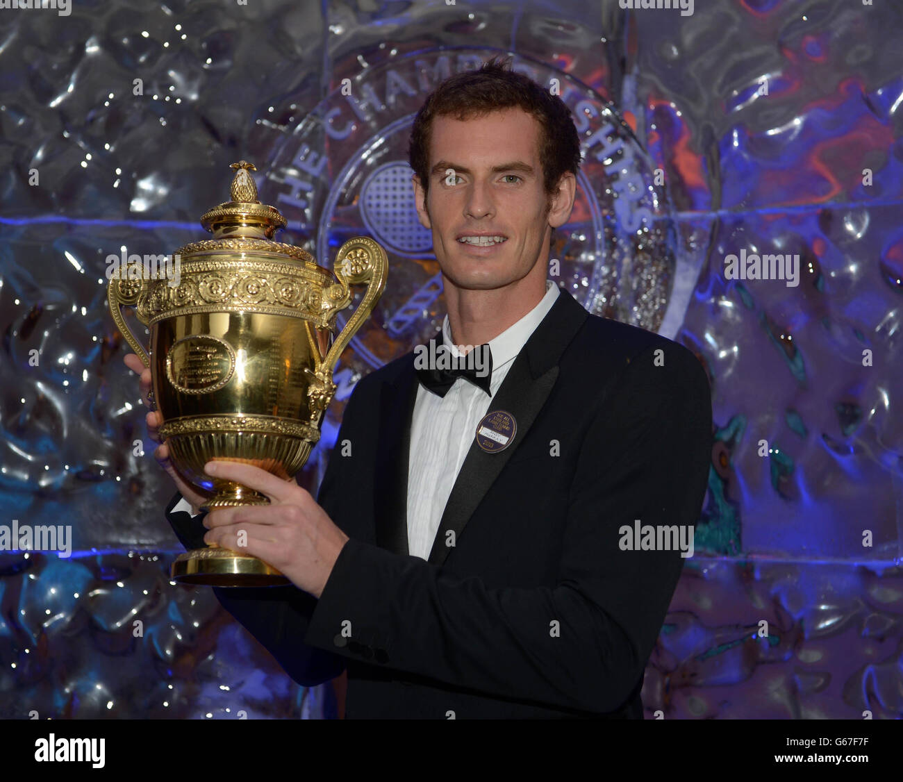 Tennis - 2013 Wimbledon Championships - Day Thirteen - Champions Ball - Intercontinental Hotel. Andy Murray si pone con il trofeo Mens singles durante la Champions Ball all'Intercontinental Hotel di Londra. Foto Stock