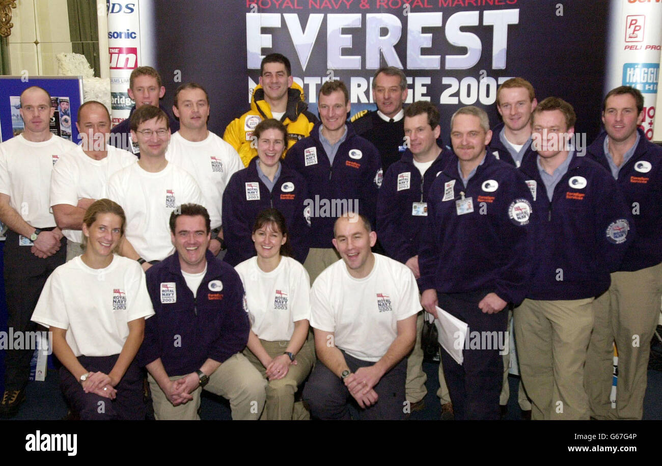 Un team di scalatori Royal Navy e Royal Marine a Londra che tenterà di arrampicarsi sulla cresta nord-orientale del Monte Everest in aprile. * questo sarà il primo tentativo di RN & RM sulla montagna più alta del mondo e segnerà il cinquantesimo anniversario della sua prima ascesa di Sir Edmund Hillary e Sherpa Tenzing. 1/4/03: Il personale della Royal Navy e dei Royal Marines si imbarcò nella prima tappa di una spedizione per scalare la vetta dell'Everest, segnando il 50° anniversario della prima conquista. I 10 alpinisti scaleranno la vetta su uno dei suoi percorsi più impegnativi dopo aver volato a Kathmandu. Al Foto Stock