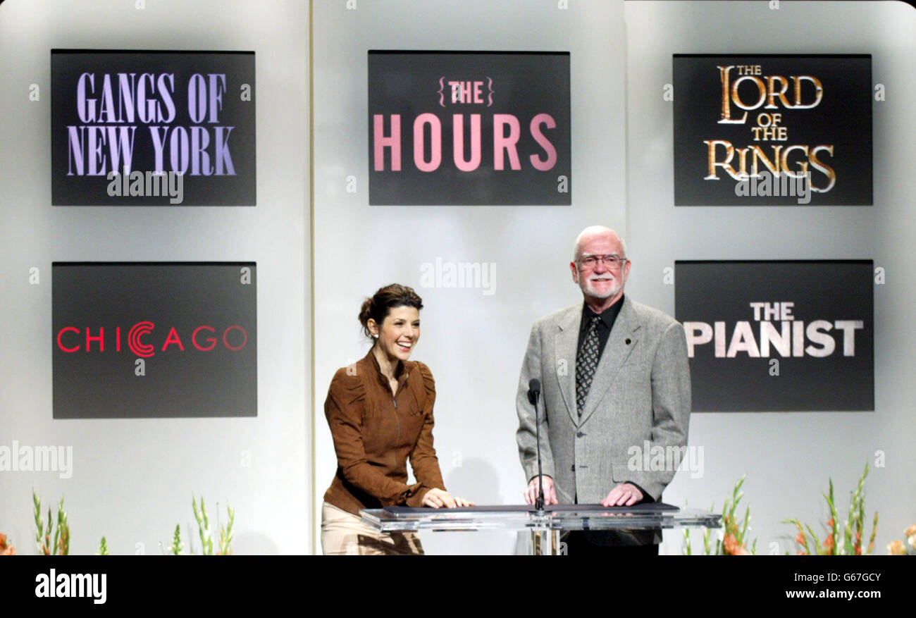 L'attrice Marisa Tomei e il presidente dell'Accademia delle arti e delle scienze del movimento Frank Pierson annunciano le nomination "Best Picture" per il 75° Academy Awards al teatro Samuel Goldwyn di Los Angeles, California. * i candidati sono: Chicago, Gangs of New York, The Hours, Lord of the Rings, e il pianista. Guarda la storia di PA SHOWBIZ Oscars. PA foto Jill Connelly. Foto Stock