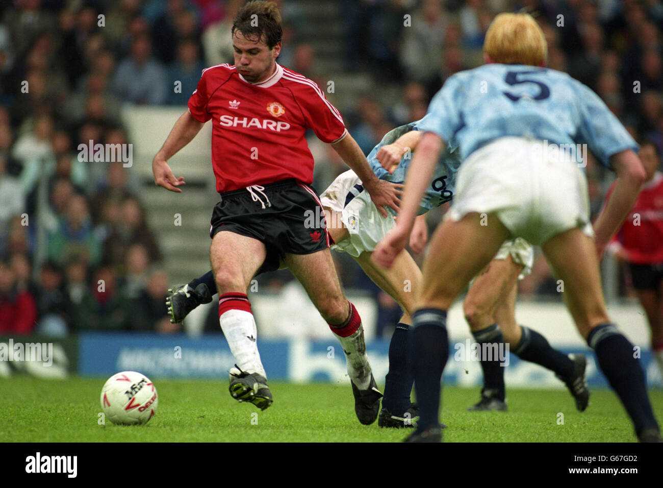 Calcio - Barclay's League Division uno - Manchester City / Manchester United - Maine Road. BRIAN MCCLAIR [MANCHESTER UNITED] TOGLIE LA PALLA A IAN BRIGHTWELL PER SEGNARE IL 2° GOAL DELL'UNITEDS. Foto Stock