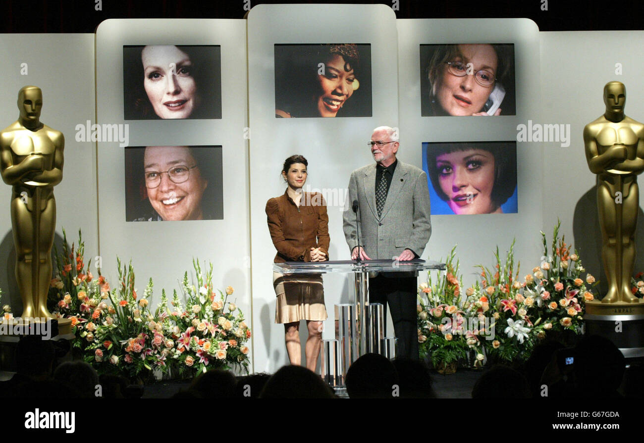 L'attrice Marisa Tomei e il presidente della Academy of Motion Picture Arts and Sciences Frank Pierson annunciano le nomination "Best Supporting Actress" per il 75° Academy Awards al teatro Samuel Goldwyn di Los Angeles, California. * i candidati sono: Kathy Bates in 'About Schmidt', Julianne Moore in the hours', Queen Latifah in 'Chicago', Meryl Streep in 'Adaptation' e Catherine Zeta-Hones in 'Chicago'. Foto Stock