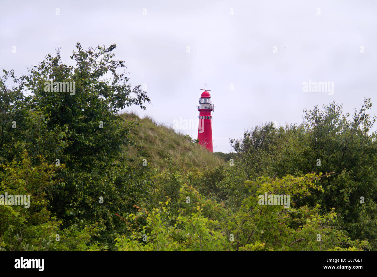 .Faro rosso nelle dune dell'isola olandese Schiermonnikoog Foto Stock