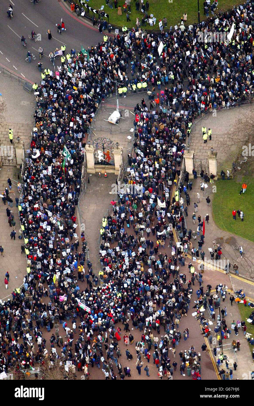 Contro la guerra marcia manifestanti. Vista aerea dell'ingresso di Hyde Park durante la marcia anti-guerra nel centro di Londra. Foto Stock