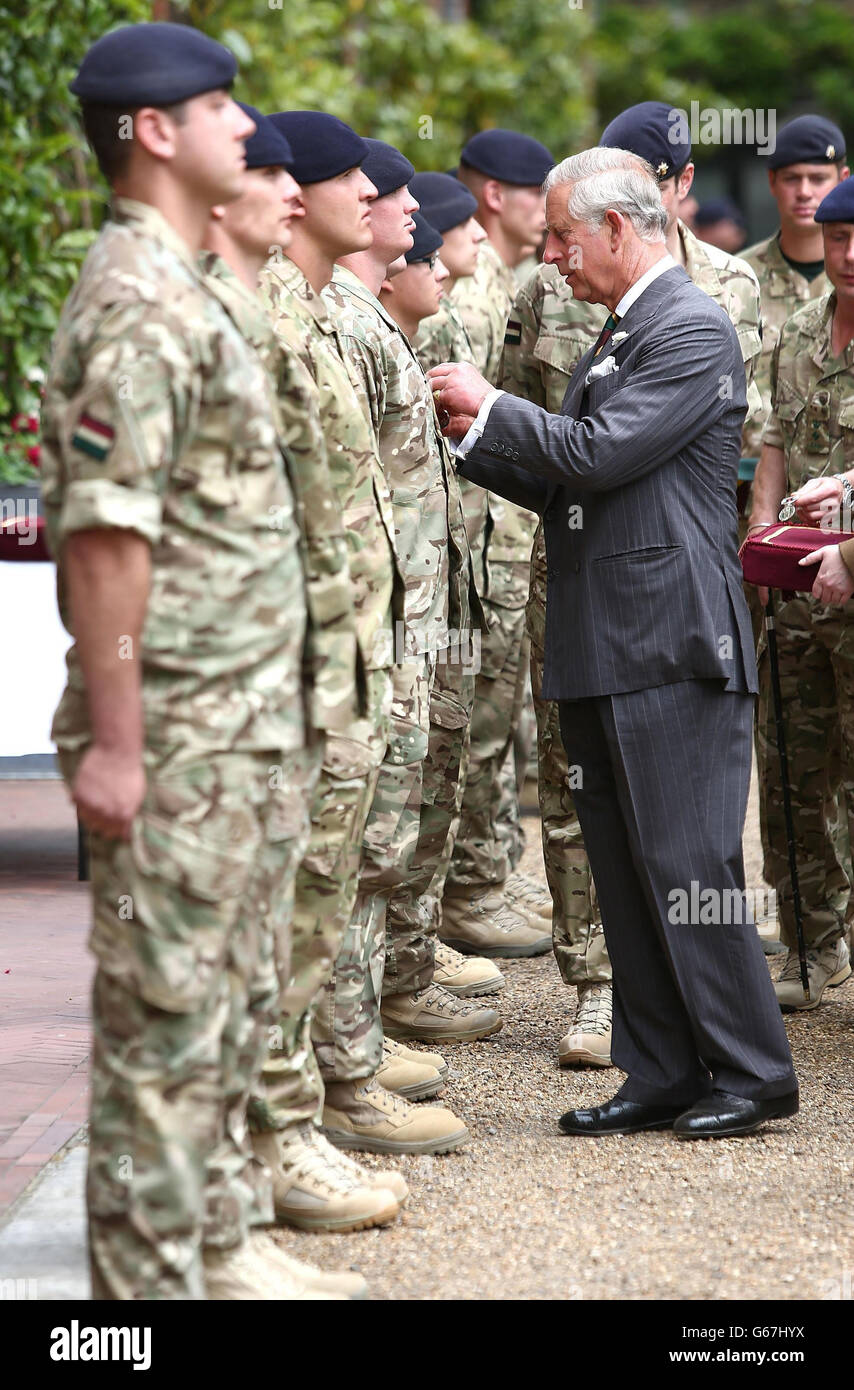 Il Principe del Galles presenta medaglie di servizio operativo ai militari delle guardie reali del Dragoon alla Clarence House, Londra. Foto Stock