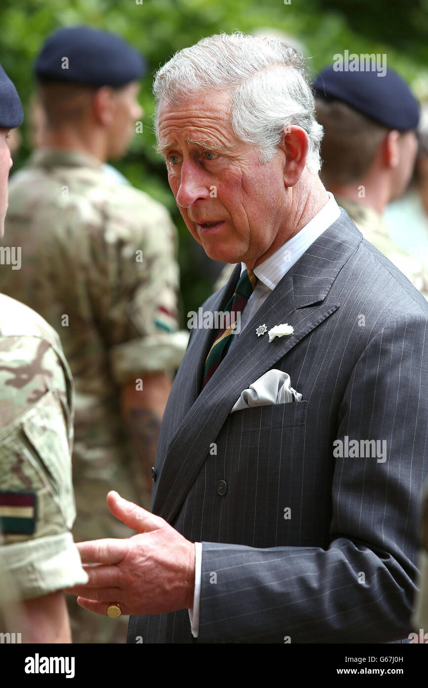 Il Principe del Galles presenta medaglie di servizio operativo ai militari delle guardie reali del Dragoon alla Clarence House, Londra. Foto Stock