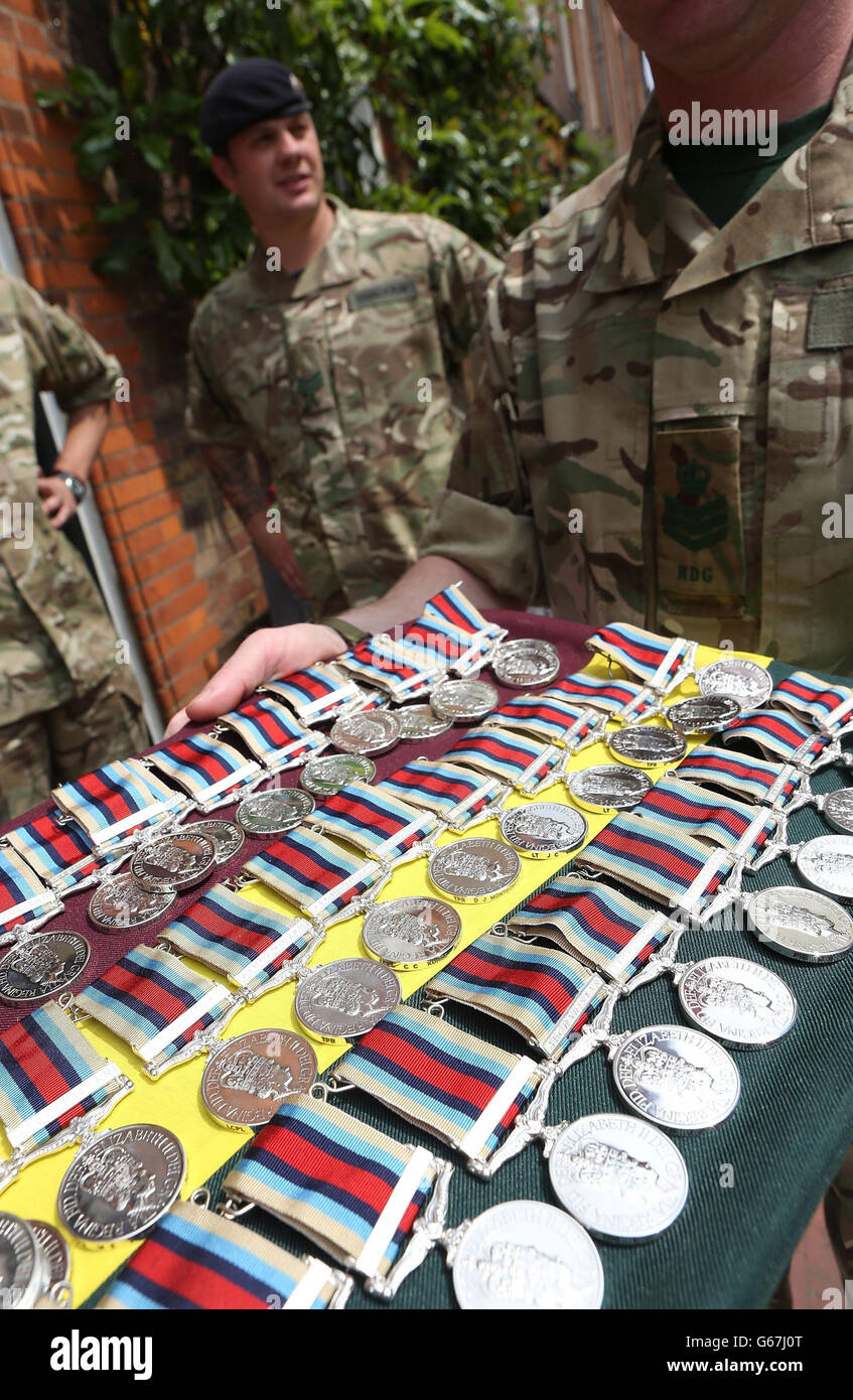 Medaglie in mostra prima del Principe di Galles che presentano medaglie di servizio operativo ai militari delle Royal Dragoon Guards alla Clarence House di Londra. Foto Stock