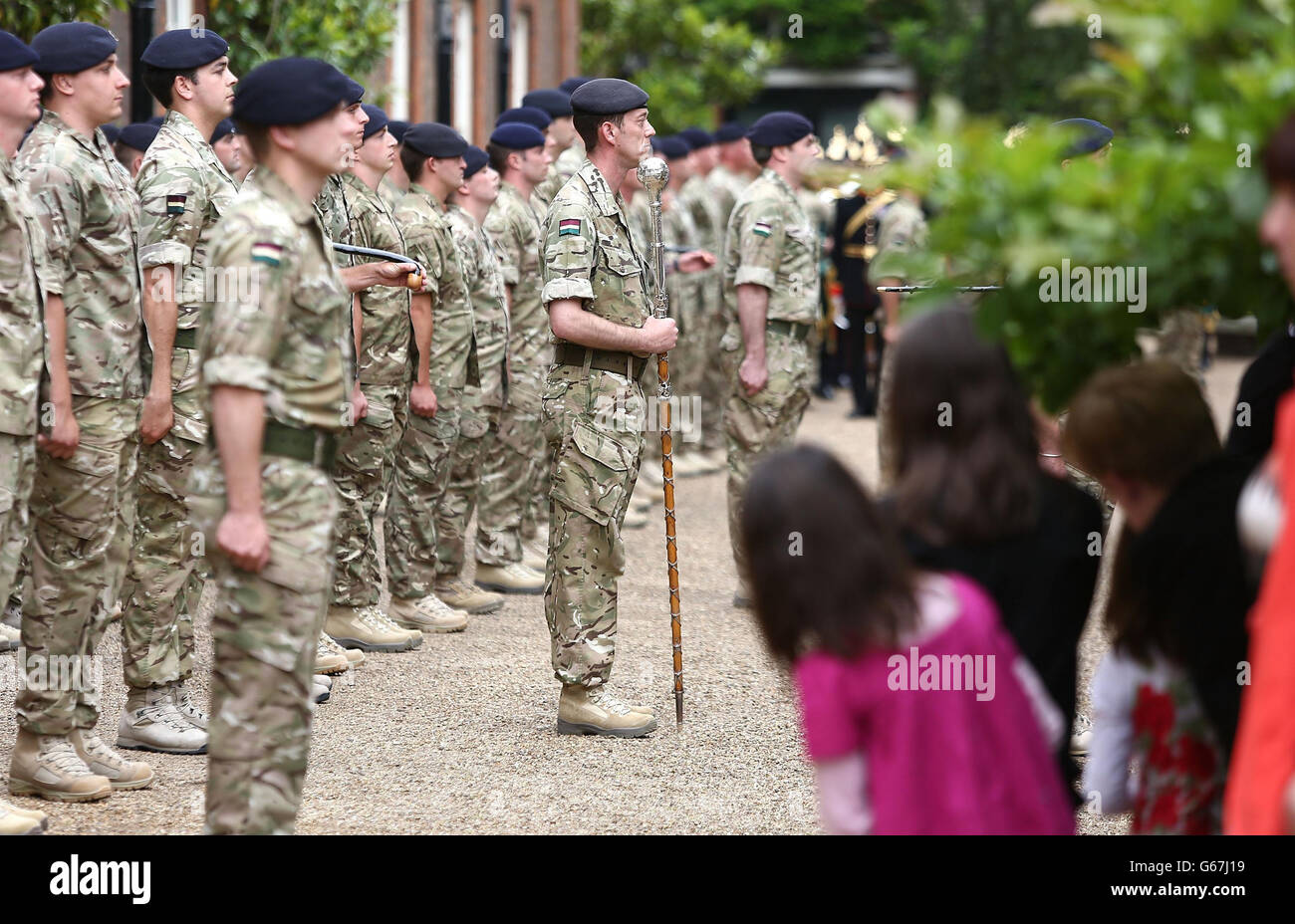 I militari arrivano prima del Principe di Galles presentando medaglie di servizio operativo ai militari delle guardie reali del Dragoon alla Clarence House, Londra. Foto Stock