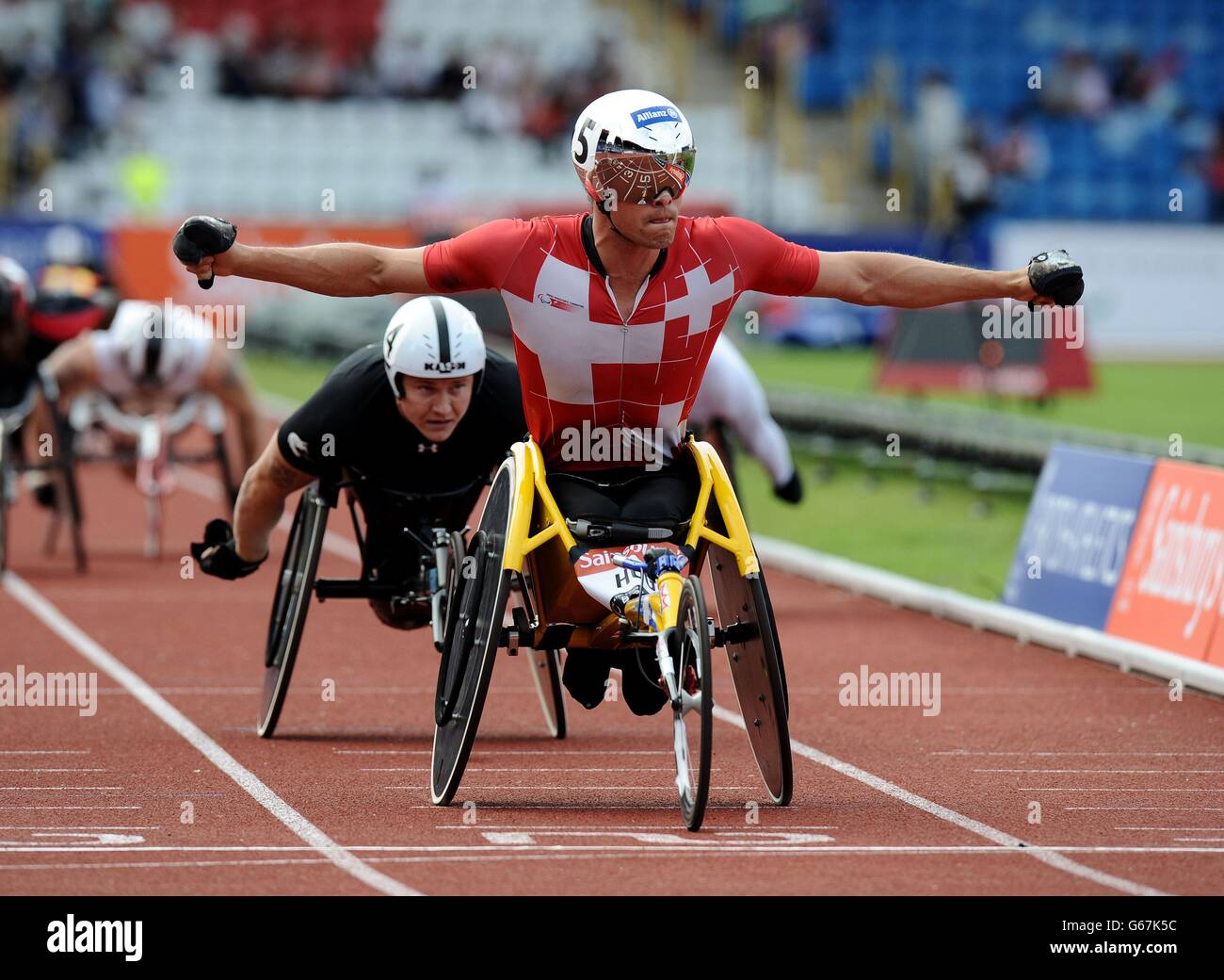 La Svizzera Marcel Hug vince la corsa Men - T54 di 500 m davanti al David Weir della Gran Bretagna durante la finale IPC Grand Prix di Sainsbury durante il giorno uno dell'incontro di atletica della Birmingham Diamond League al Birmingham Alexander Stadium di Birmingham. Foto Stock