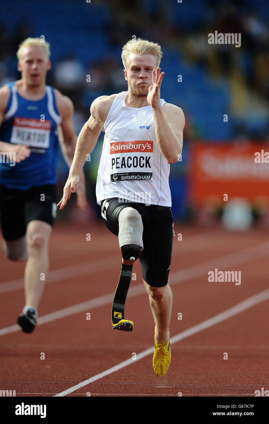 Atletica - Diamond League Meeting - giorno uno - Birmingham Alexander Stadium. Jonnie Peacock della Gran Bretagna sulla strada per vincere la gara Men's 100m - T43/44 Foto Stock