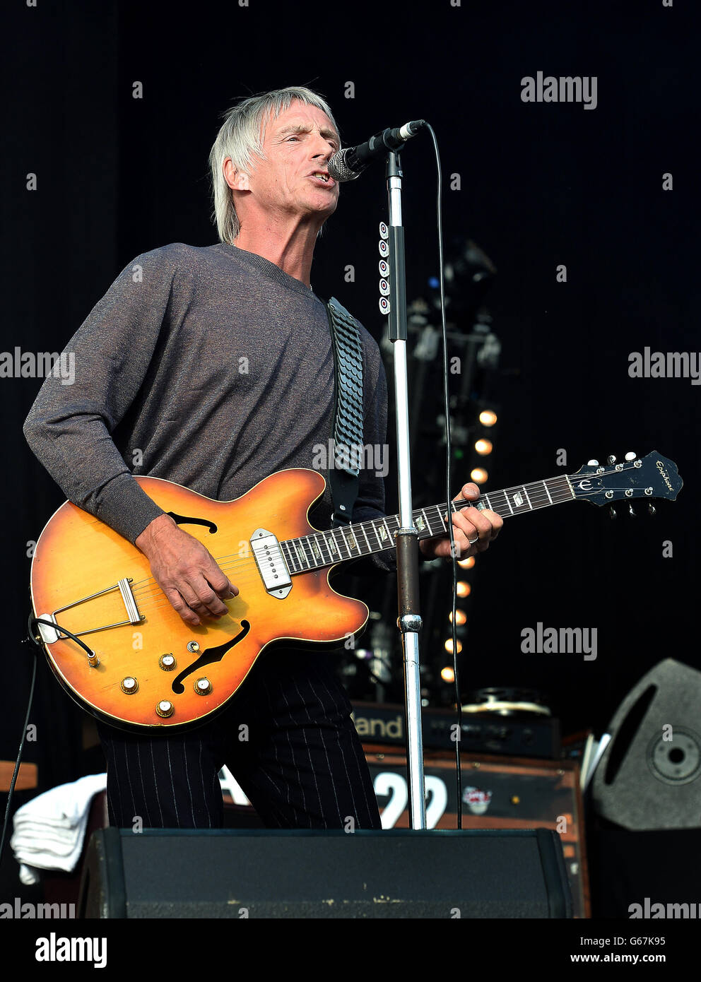 Paul Weller si esibisce sul palco all'Hard Rock Calling Music Festival presso il Queen Elizabeth Olympic Park di Stratford, a est di Londra. Foto Stock