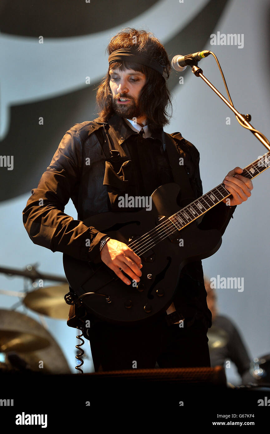 Sergio Pizzorno of Kasabian si esibisce sul palco al festival musicale Hard Rock Calling presso il Queen Elizabeth Olympic Park di Stratford, a est di Londra. Foto Stock