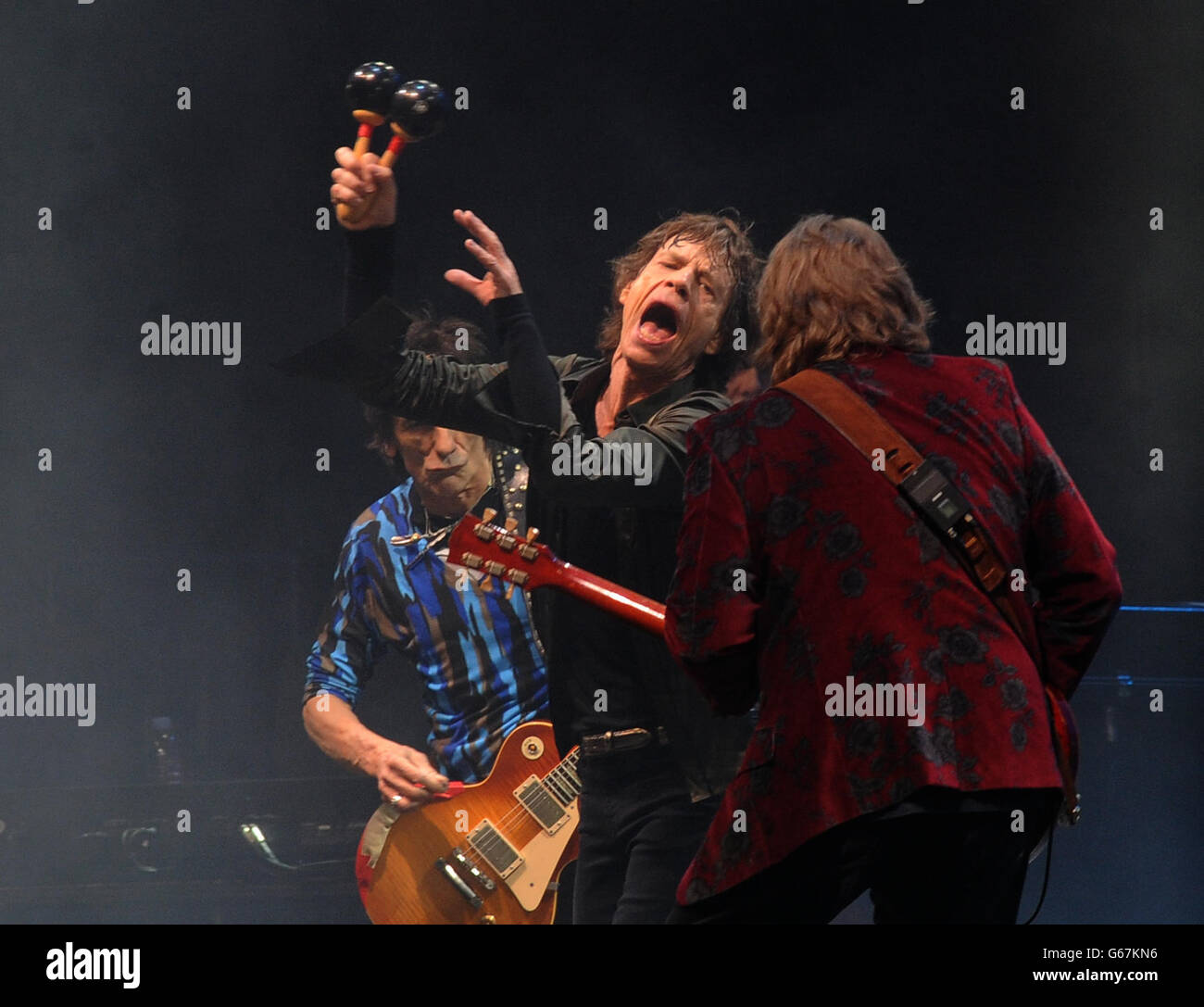 Mick Jagger (centro) dei Rolling Stones si esibisce sul palco di Pyramid durante il festival di arti dello spettacolo contemporaneo di Glastonbury 2013 presso la Pilton Farm, Somerset. Foto Stock