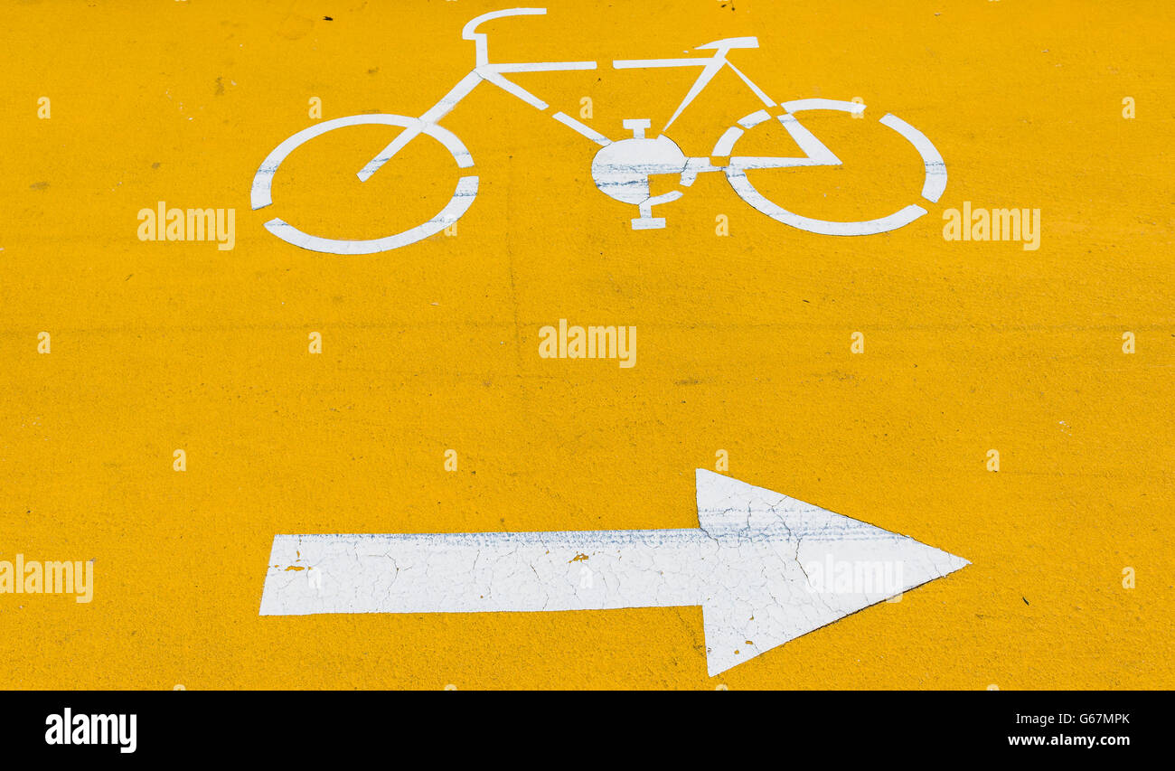 Un percorso per biciclette è un bikeway separati dal traffico motorizzato e dedicato al ciclismo o condivise con i pedoni o gli altri non-motore Foto Stock