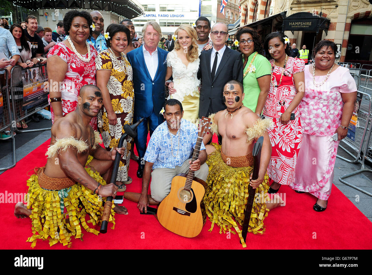 Rick Parfitt, Laura Aikman e Francis Rossi si uniscono a loro quando arrivano alla prima del nuovo film Bula Quo al cinema Odeon West End di Londra. Foto Stock