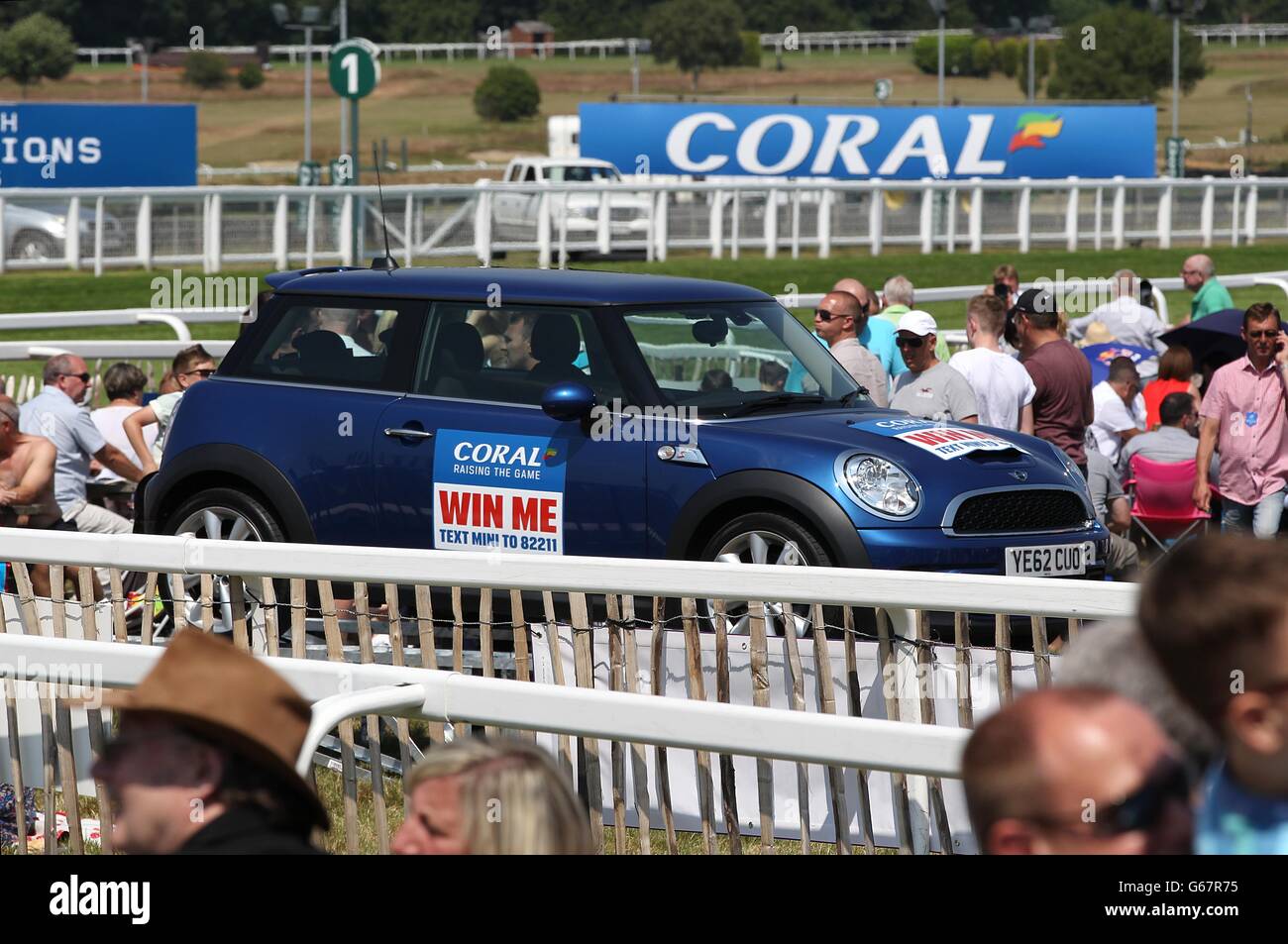 Una Volkswagen Mini in mostra come premio per il Gara di coralli durante il Coral-Eclipse Day Foto Stock