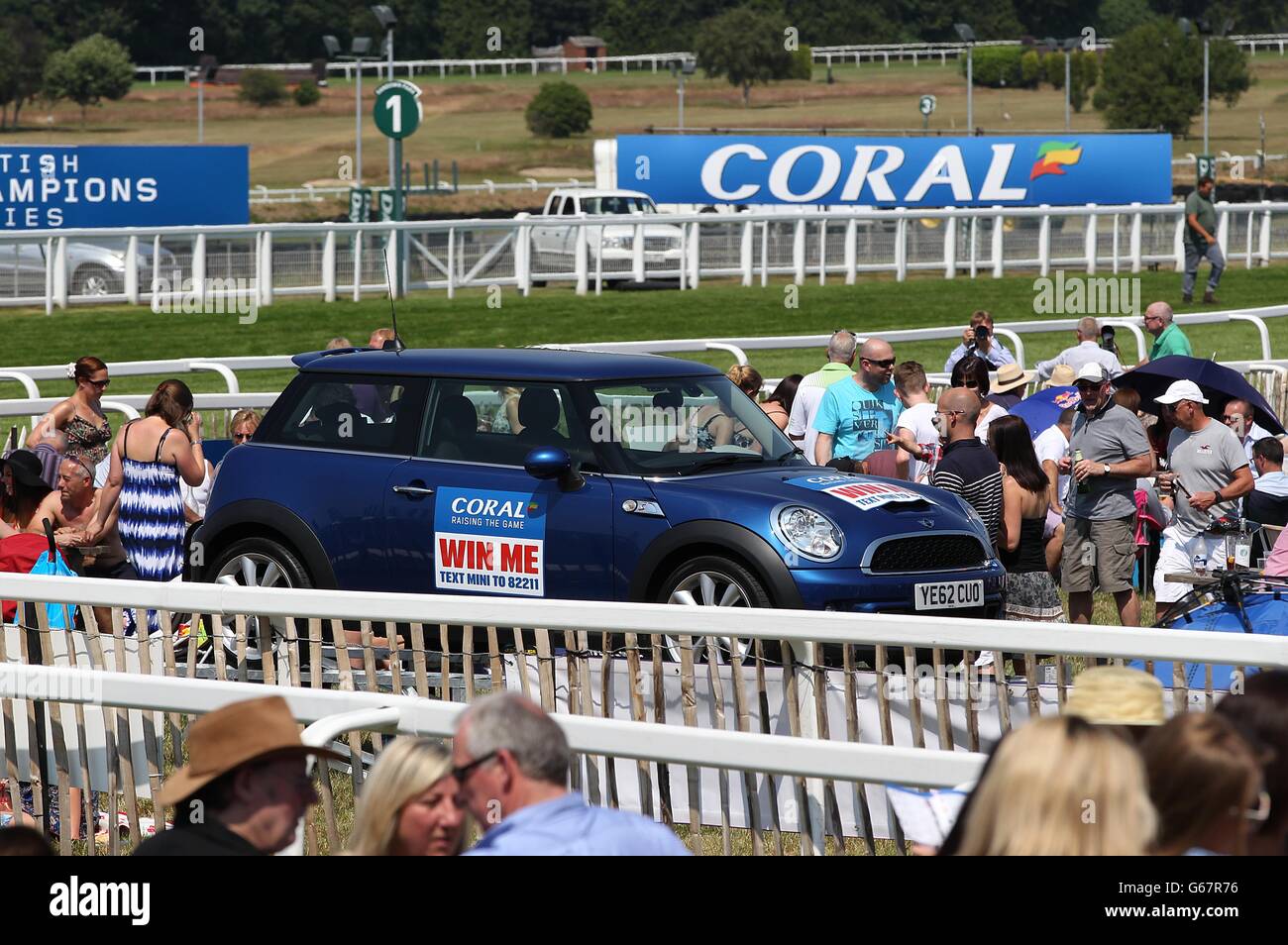 Una Volkswagen Mini in mostra come premio per il Gara di coralli durante il Coral-Eclipse Day Foto Stock