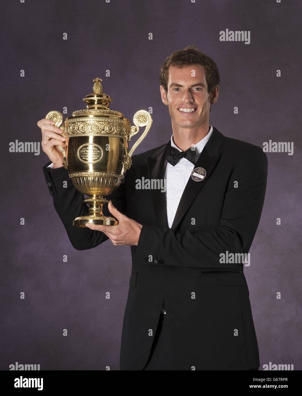 Andy Murray, campione maschile del 2013, si pone con il trofeo durante la cena dei Champions all'Intercontinental Hotel di Londra. Foto Stock