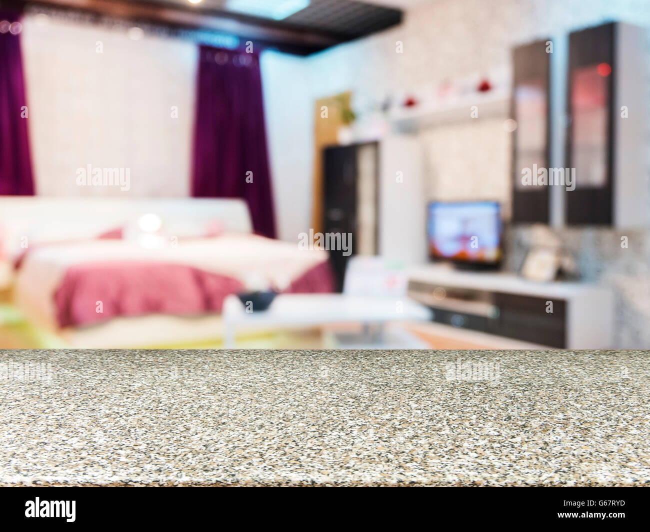 Scheda di marmo tabella nella parte anteriore della camera da letto sfocata Foto Stock