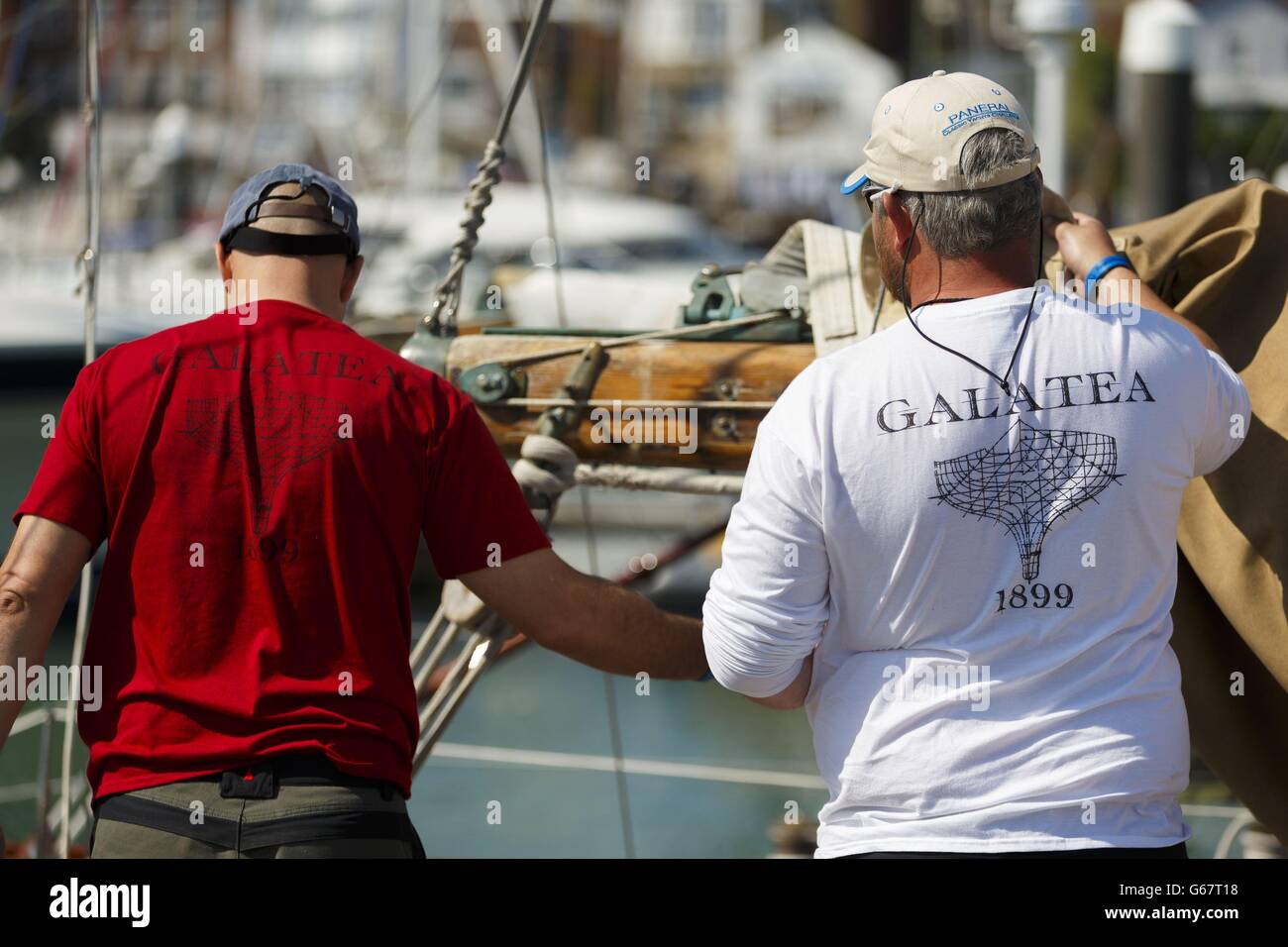 I membri dell'equipaggio dello yacht Galatea si preparano per le gare alla regata Panerai British Classic Week sul Solent. Foto Stock