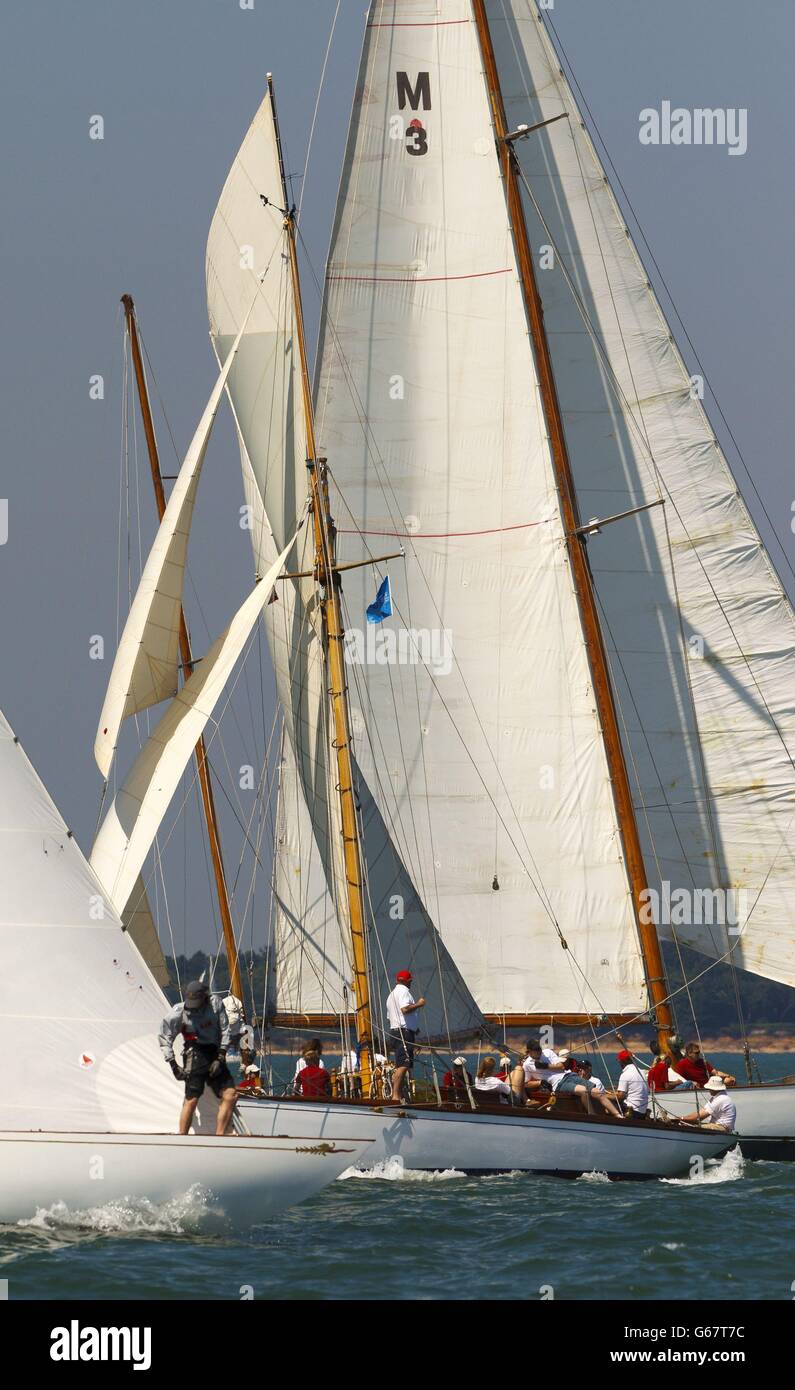 La flotta che corre alla regata Panerai British Classic Week sul Solent. PREMERE ASSOCIAZIONE foto. PREMERE ASSOCIAZIONE foto. Data immagine: Lunedì 8 luglio 2013. Lo yacht da corsa di 20 metri risale al 1899, ma cadde in uno stato di disperazione e non fu fino al 2002 che il suo attuale proprietario iniziò a riportarla alla sua gloria precedente in modo da poter correre di nuovo. Dozzine di yacht, provenienti principalmente dai paesi del Nord Europa, si riuniscono a Cowes per la Classic Week, che si è ormai undicesimo anno. Si svolge dal 6 al 13 luglio ed è la principale competizione per yacht classici nelle acque del Regno Unito. Il credito fotografico dovrebbe essere: Chris Foto Stock