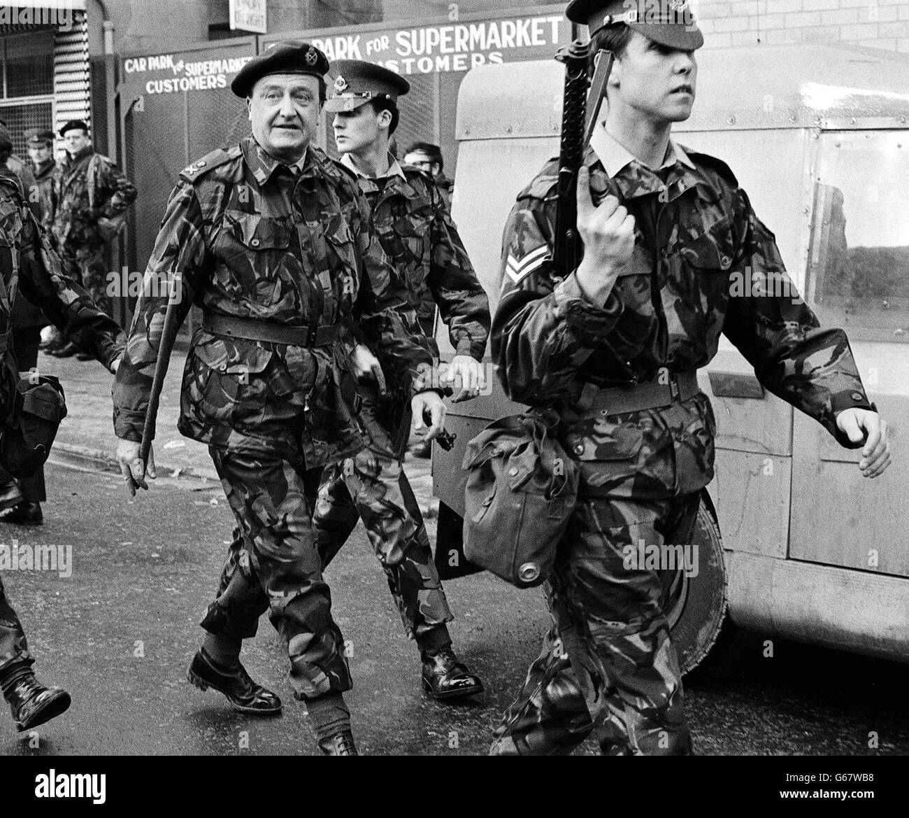 Lieut. Generale Sir Harry Tuzo. Lieut. Generale Sir Harry Tuzo, GOC Irlanda del Nord, (centro) con una scorta di polizia militare a Newry. Foto Stock