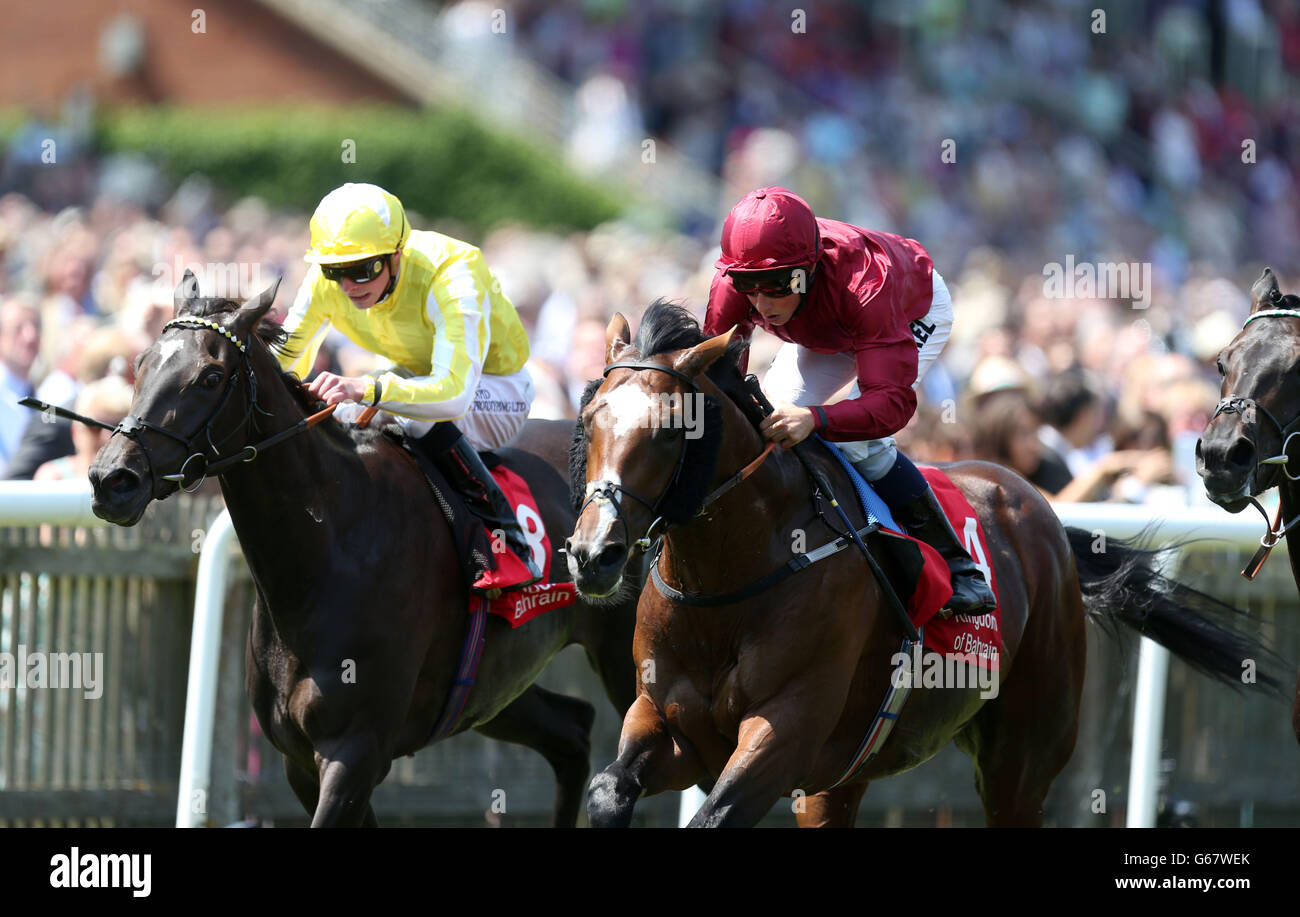 Feel like Dancing guidato da Michael Buick (a destra) vince il Bahrain Trophy durante il Boylesports Ladies Day del Piper-Heidsieck Festival di luglio presso l'ippodromo di Newmarket, Newmarket. Foto Stock