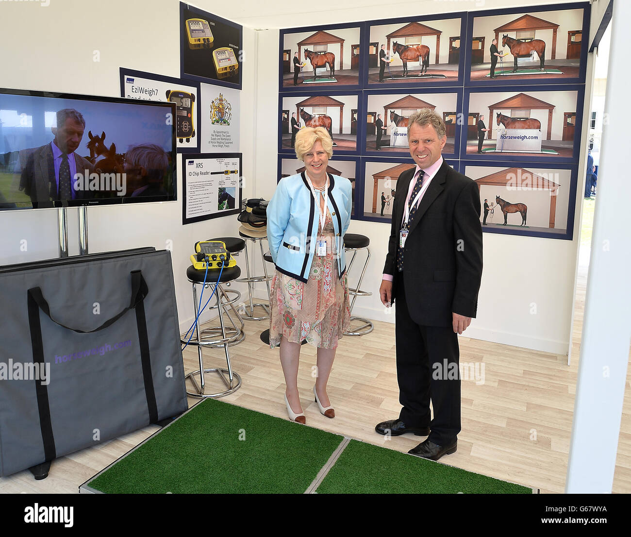 Horse Weigh stallo. Le bancarelle di Buckingham Palace offrono il meglio di cibo e bevande, design e tecnologia, case e giardini e stili inglesi, attività e passatempi durante il festival dell'incoronazione Foto Stock
