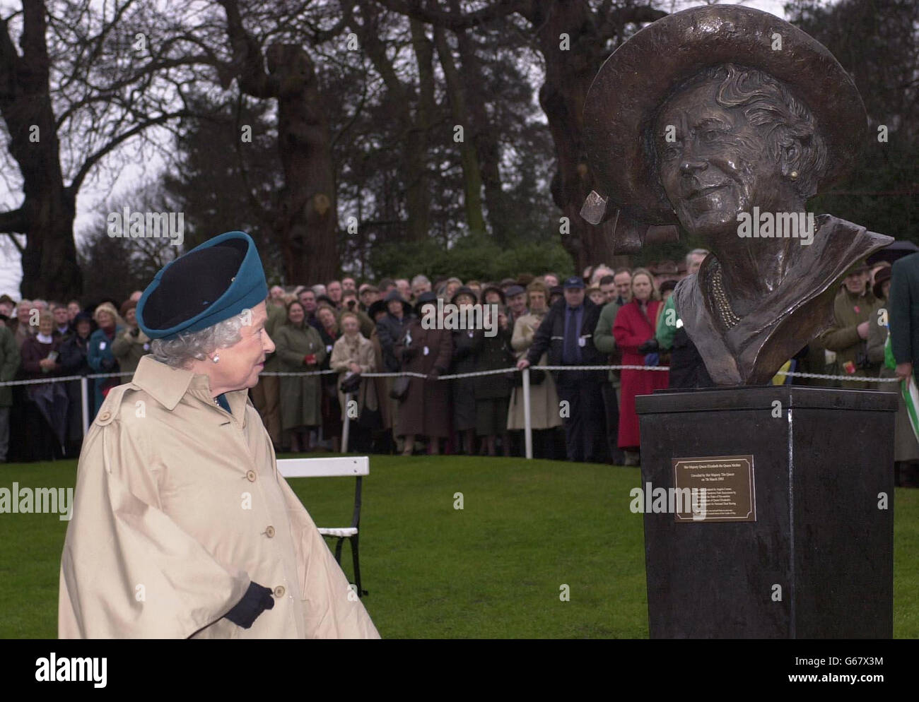 La Regina Elisabetta II della Gran Bretagna rivela una statua della sua tarda madre al Sandown Park. Il busto ritratto dello scultore Angela Conner si trova guardando verso il basso sul cerchio del vincitore all'ippodromo, che era uno dei luoghi preferiti della Regina Madre. * ... ed è montato su pietra tagliata da una cava vicino al Castello di Mey, la casa del tardo matriarca reale a Caithness in Scozia. Foto Stock