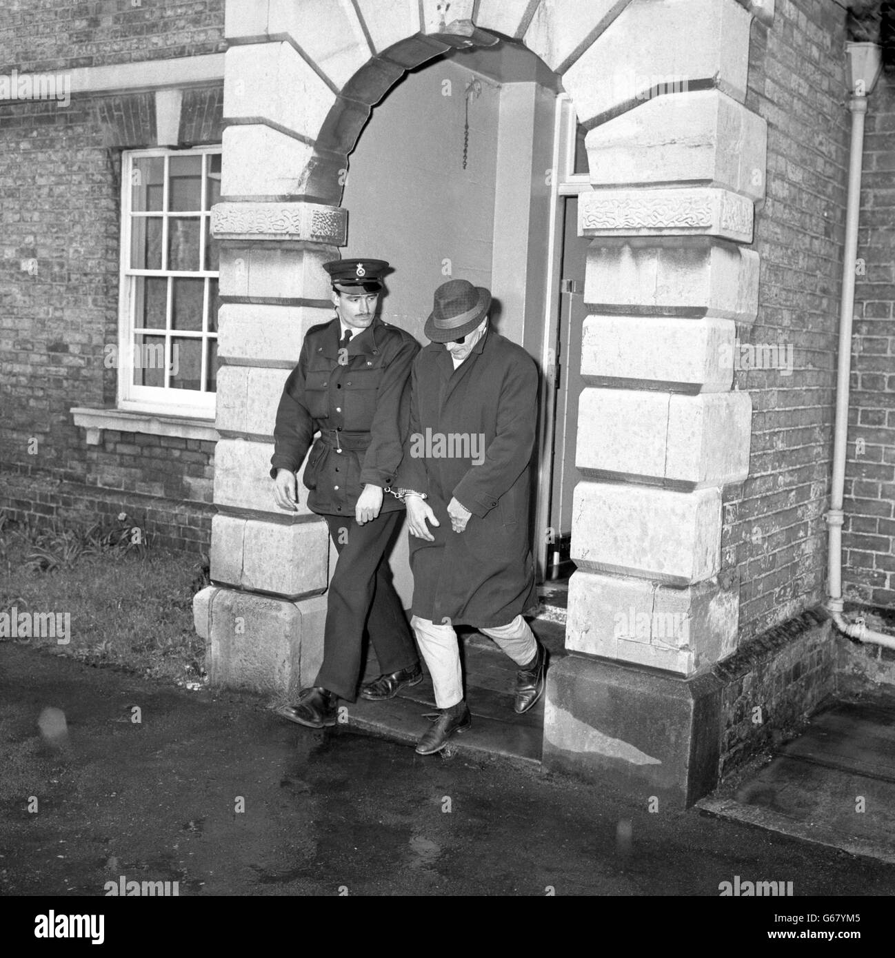 James Edward White viene portato da Linslade nel Buckinghamshire alla prigione di Bedford, dopo essere stato dimissionato in custodia. Sta affrontando due accuse legate al Grande treno Robbery. Foto Stock