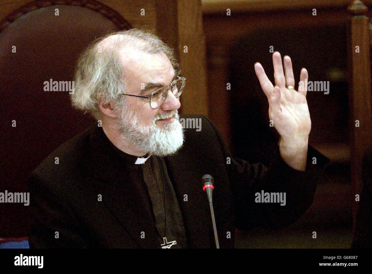 Rowan Williams, Arcivescovo di Canterbury, saluta un nuovo membro del Sinodo generale, nel centro di Londra. Il dottor Williams è stato accolto con un'ovazione permanente e un applauso prolungato mentre ha parlato per la prima volta al Sinodo generale della Chiesa d'Inghilterra. * il dottor Williams ha citato da Sant'Agostino ai membri riuniti dicendo: Quello che sono per voi mi infuria, quello che sono con voi mi consoli. Il dottor Williams ha aggiunto: Per te sono vescovo, ma con te sono cristiano. Foto Stock