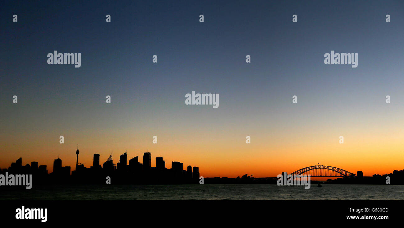 Una vista generale mentre il sole tramonta sul Ponte del Porto di Sydney e lo skyline della citta'. Foto Stock