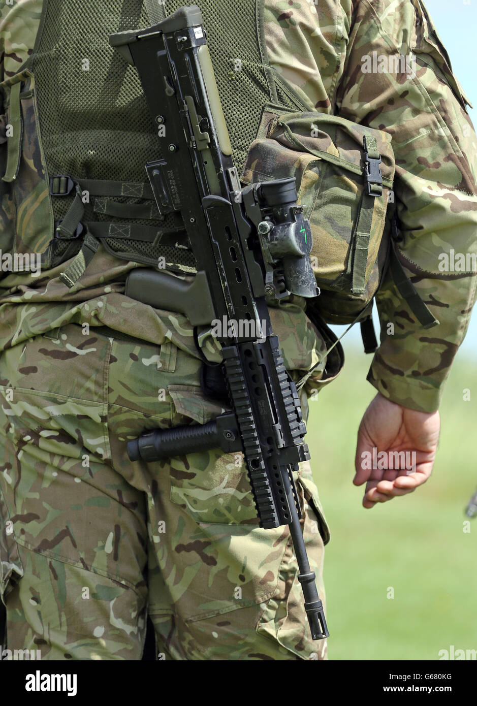 Foto precedentemente inedita di un Reservivisti delle riserve marine reali che lavorano con fucili d'assalto SA 80 sul campo di tiro alle catene montuose Fingringhoe, a Colchester, Essex. Foto Stock