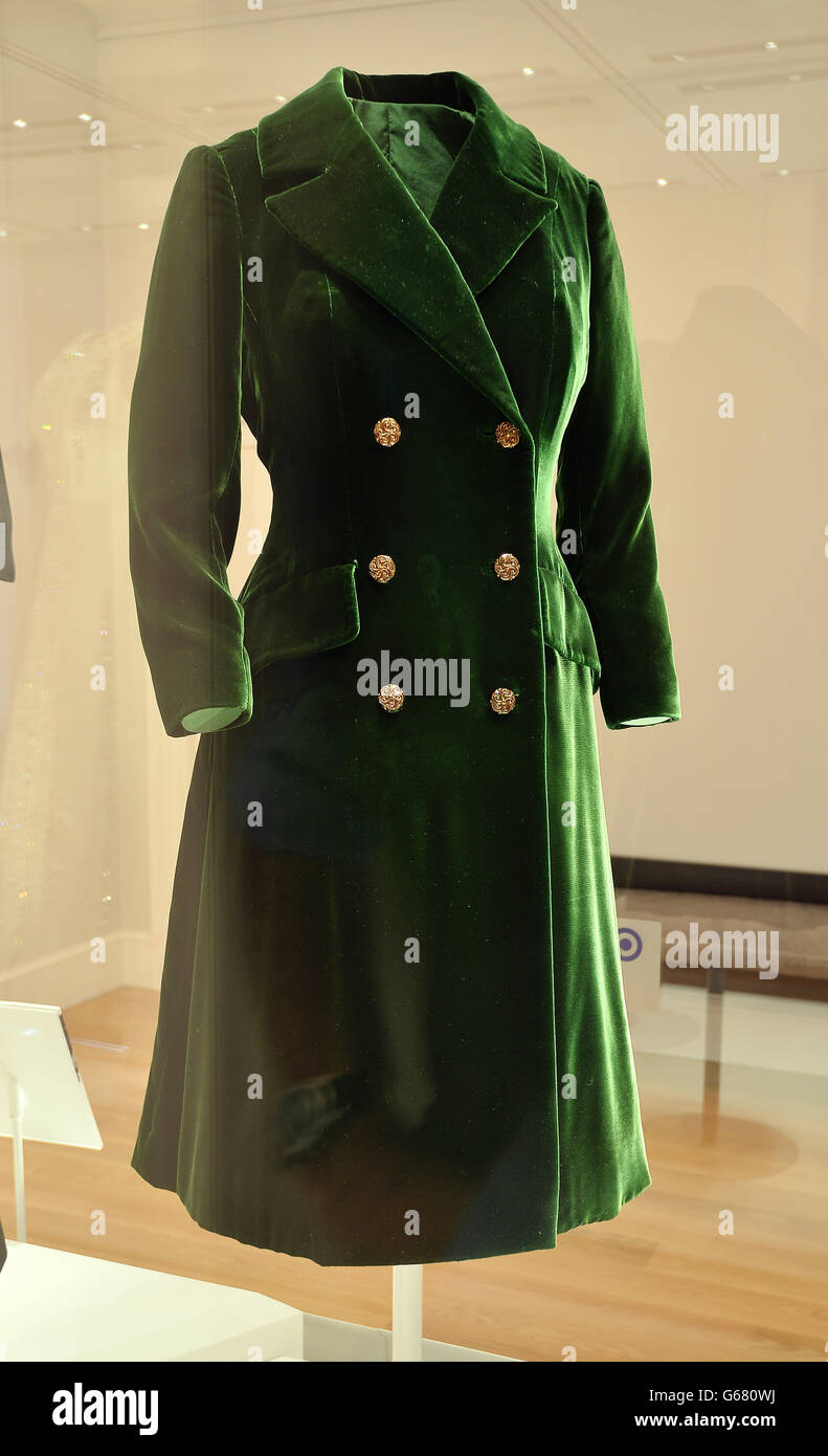 Un cappotto di velluto verde indossato dalla Principessa Margaret negli  anni '70, alla mostra Fashion Rules Royal Dress a Kensington Palace, che  apre domani nel centro di Londra. STAMPA ASSOCIAZIONE foto. Data
