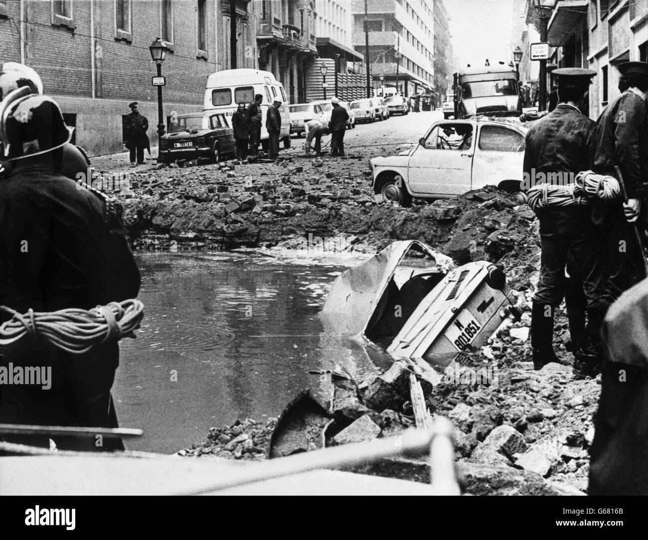 La scena devastata di Madrid dopo un'esplosione che ha ucciso il primo ministro spagnolo Ammiraglio Luis Carrero Blanco quando l'ETA ha detonato gli esplosivi sotto il suo veicolo di passaggio su una strada di Madrid, quando Carrero Blanco è tornato dalla Messa. Foto Stock