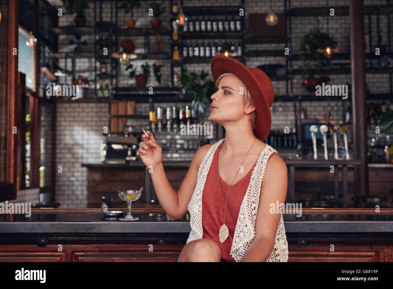 Giovane uomo di fumare narghilè mentre si lavora sul computer portatile in  cafe Foto stock - Alamy