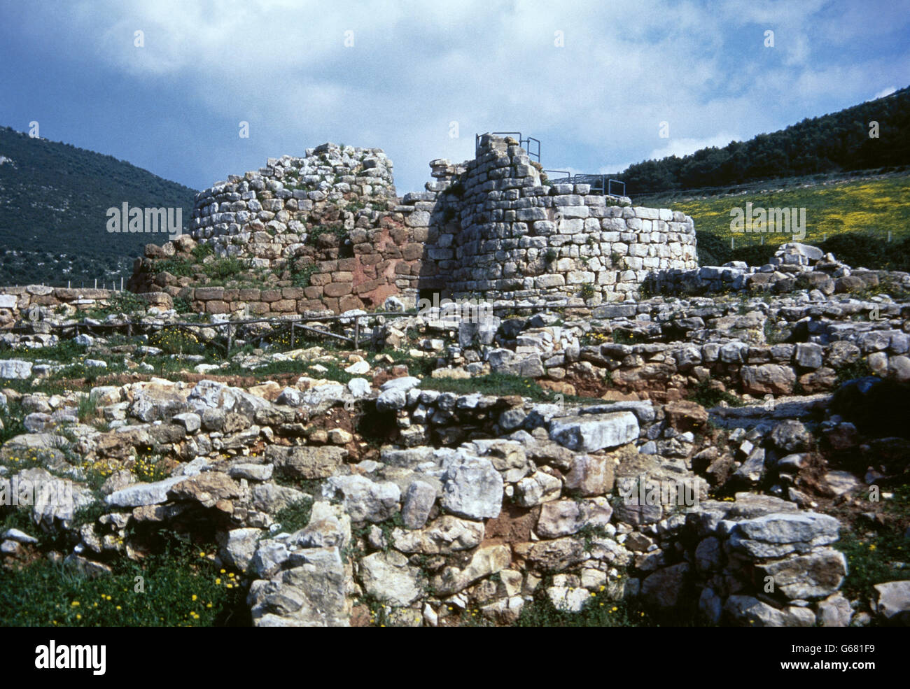 La civiltà nuragica. Età del Bronzo (XVIII secolo BC-2ND C. AD). Vista di Nurarghe (torre-fortezze) di Palmavera, Alghero. Sardegna. L'Italia. Foto Stock