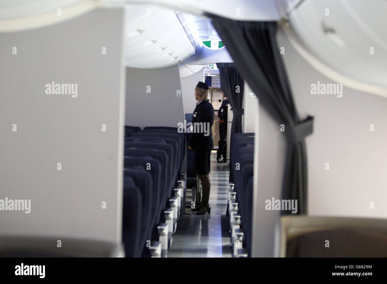 La sezione Economia della nuova British Airways ha vivacizzato Airbus A380. L'aereo passeggeri più grande del mondo, è arrivato all'aeroporto di Heathrow, poiché BA è diventata la prima compagnia aerea britannica a prendere la consegna dell'enorme superjumbo. Foto Stock